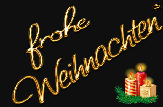 Bild mit Weihnachtskerzen und Fichtendekorationen. Eleganter goldener Frohe Weihnachten Text