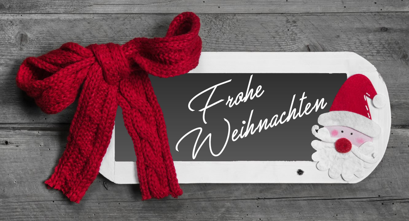 Bild mit schiefer und Weihnachtsmann mit großer roter Schleife, geeignet als formelle oder professionelle Weihnachtskarte, einfach und effektiv.