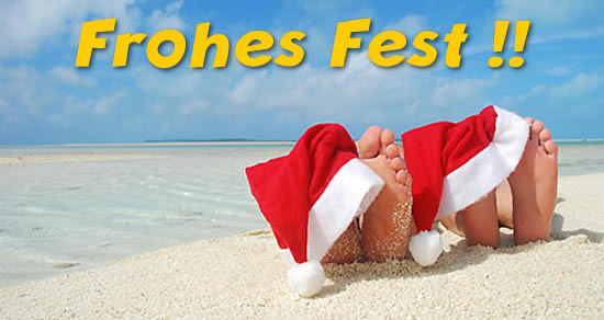 fröhliches bild mit Weihnachtsmannmütze auf den Füßen von zwei nassen, die am Strand am Meer sind!