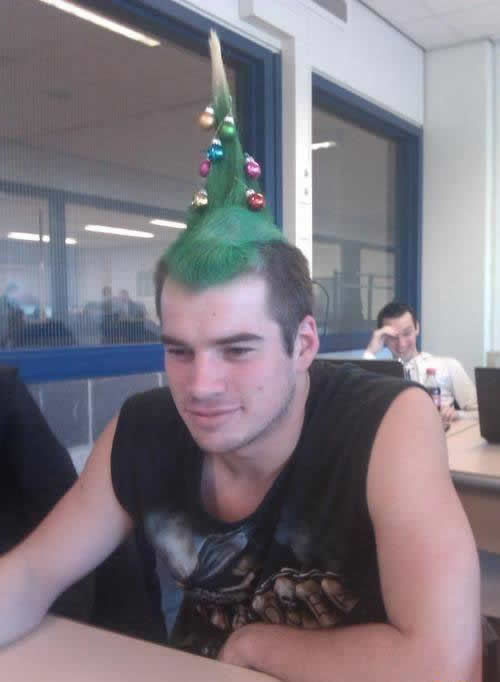 Foto eines Jungen, der mit seinen Haaren einen Weihnachtsbaum gebaut und auch für die Party gut dekoriert hat