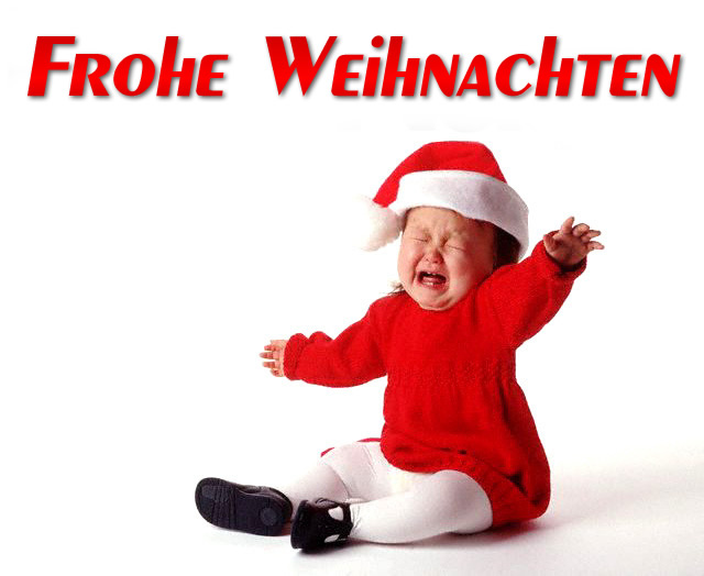 Ein kleines Mädchen, das verzweifelt in Santas Kleid weint. Mit Text: Frohe Weihnachten