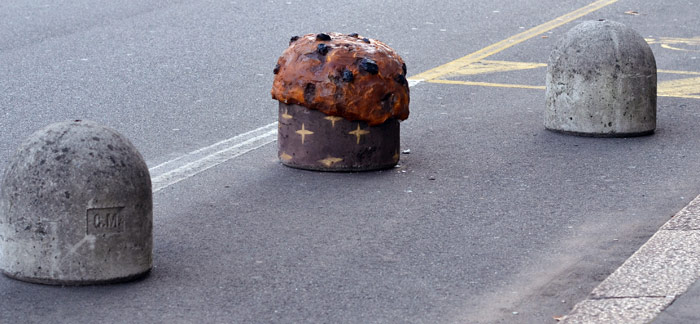 Ein Trugbild zu Weihnachten, ein Panettone auf der Straße. Panettone ist das klassischste Dessert, das mit den Weihnachtsferien verbunden ist.