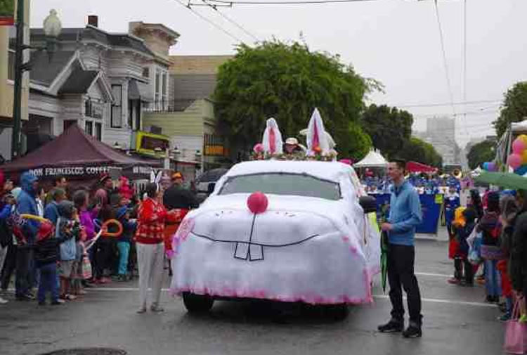 Foto eines als Osterhasen verkleideten Autos