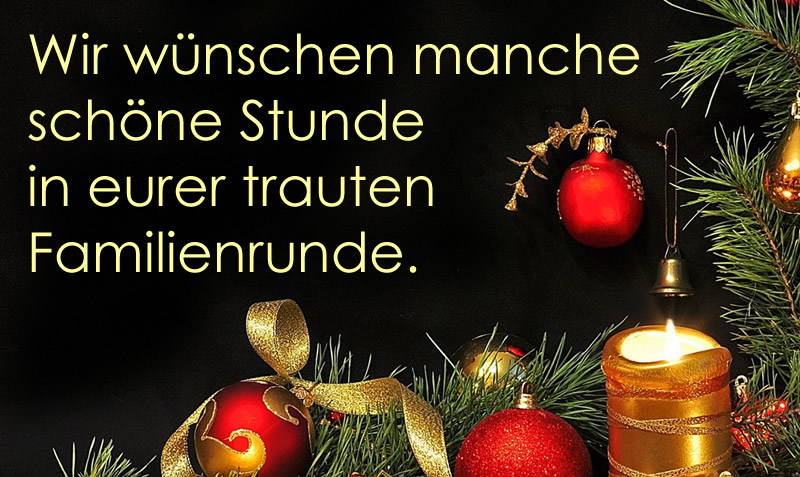 Dunkles Bild mit Tannenzweigen Weihnachtsschmuck, Kerzen und Kugeln und frohe Festtage Grußnachricht