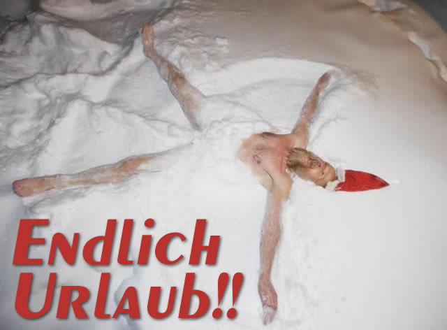 Foto eines halbnackten Weihnachtsmanns, der entspannt in den Schnee geworfen wurde und den hinzugefügten Text gut ausdrückt: Endlich die Feiertage. Die Weihnachtszeit ist mit den lang erwarteten Feiertagen gekommen, um sich ein bisschen auszuruhen